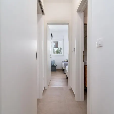 Apartament With Parking Space - 23453 Trogir