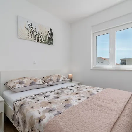Apartament With Parking Space - 23453 Trogir